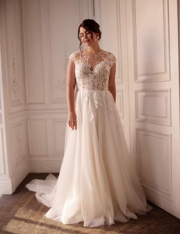 A Linie Brautkleid Cettina mit Spitze und Schleppe auch in Großen&nbsp;Größen