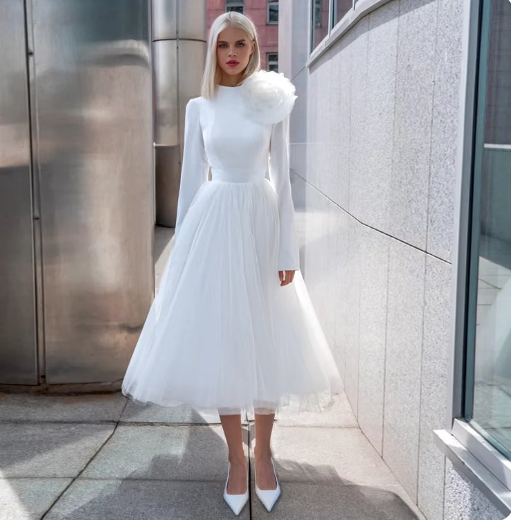 Langarm Standesamtkleid Wadenlang mit Plissee Rock und Oversize Blumen in&nbsp;Weiß