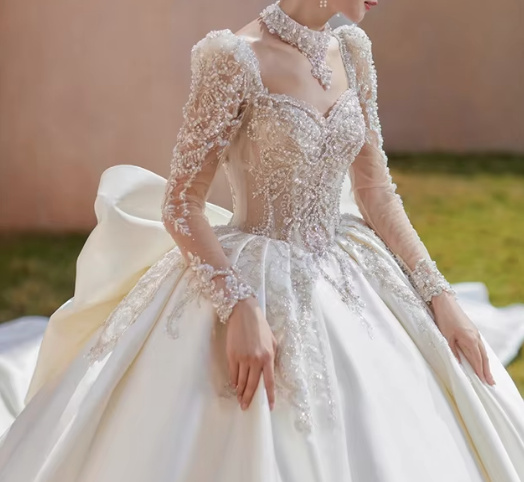 Luxus Langarm Perlen Satin Brautkleid Caylee mit Schleppe und Oversize&nbsp;Schleife