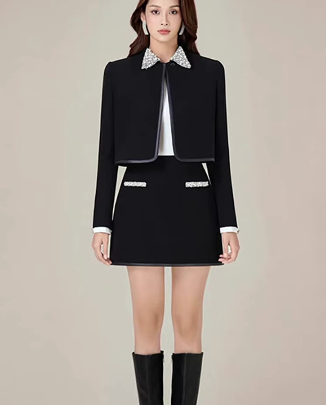 Patchwork Mini Damen Kostüm Elegant in Schwarz mit Perlen Reverskragen