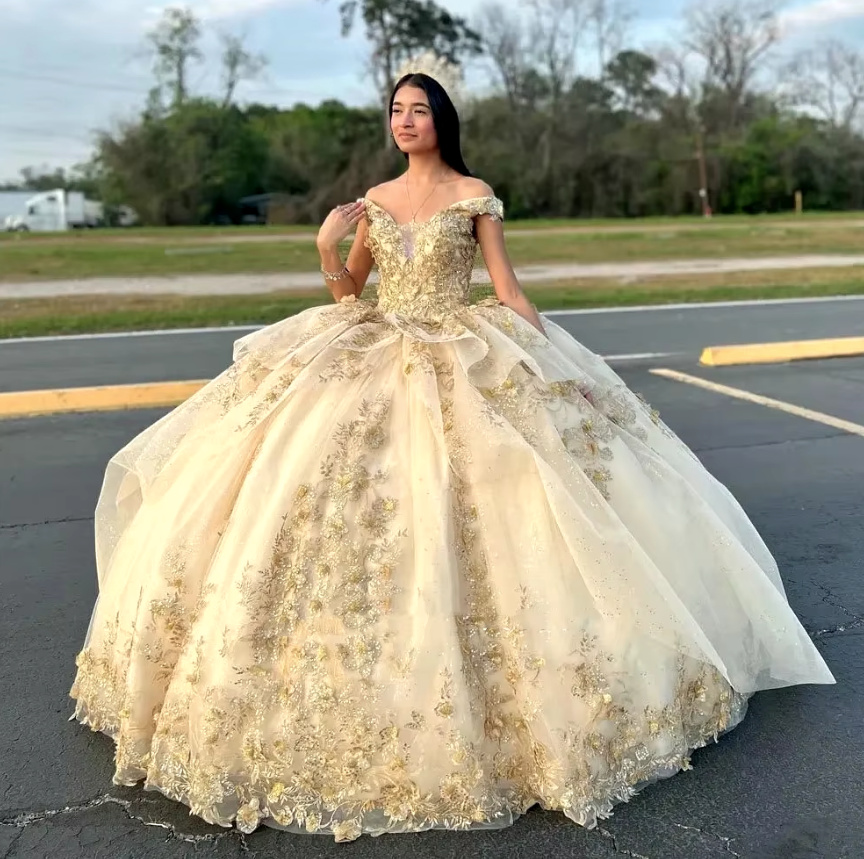 Schulterfreies Ball Linie Prinzessin Brautkleid in Champagne mit Schleppe und Blumen&nbsp;Stickereien