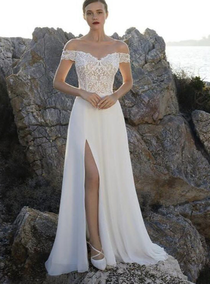 Schulterfreies I-Linie Brautkleid Daphne mit Cut Out und&nbsp;Spitze