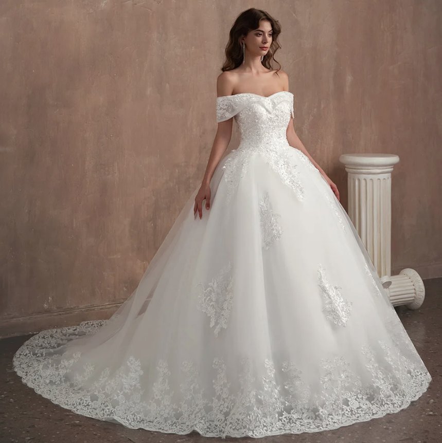 Schulterfreies Brautkleid Antigone Klassisch mit Spitze und&nbsp;Schleppe