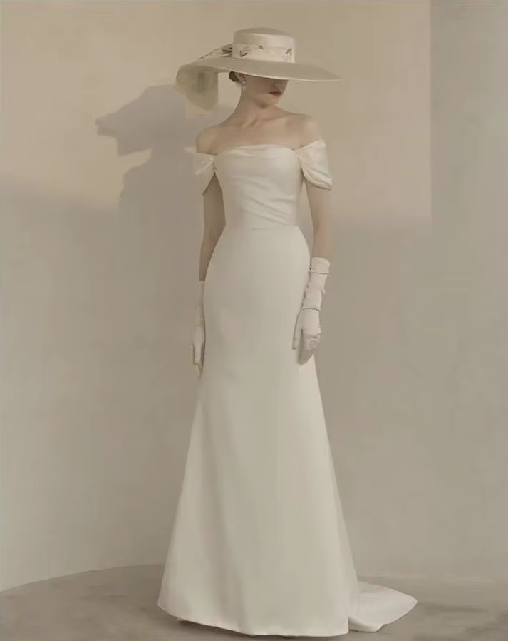 Einfaches Schulterfreies A Linie Brautkleid mit&nbsp;Pinselschleppe