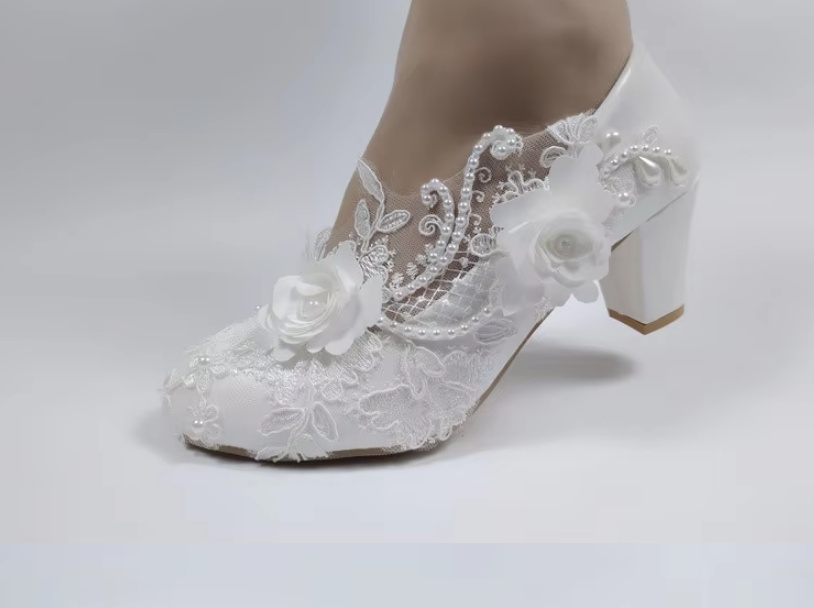 Blockabsatz Brautschuhe Hochzeitsschuhe mit mit Spitze und Blumen in&nbsp;Weiß