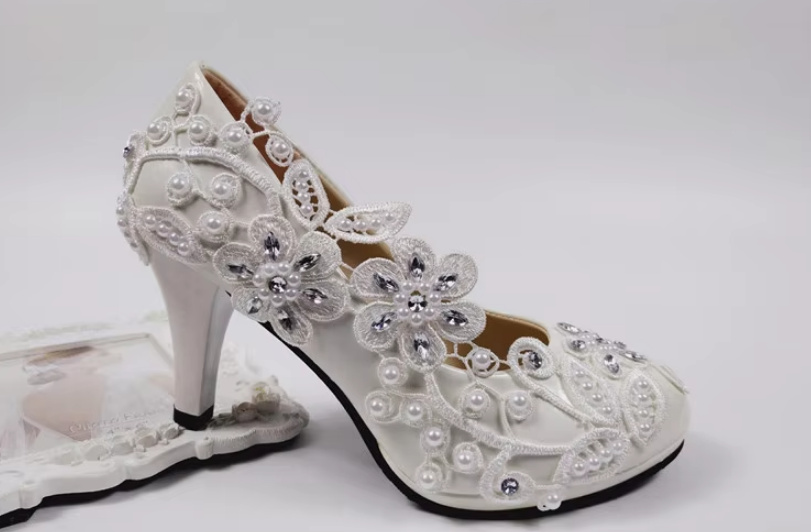 Brautschuhe Pumps in Weiß mit Strass Spitze und&nbsp;Perlen