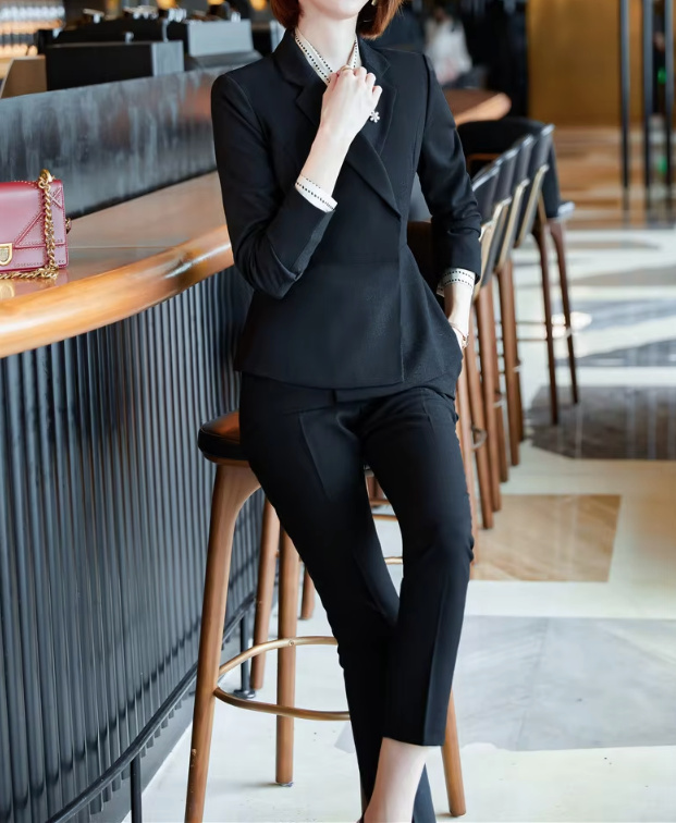 Eleganter Damen Hosenanzug Schmal Geschnitten in&nbsp;Schwarz