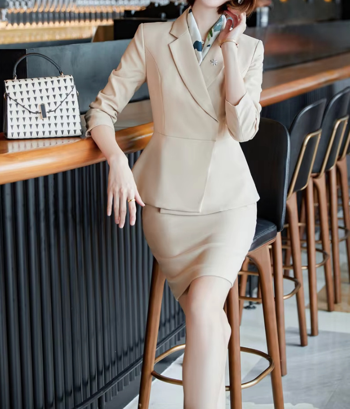 Eleganter Damen Kostüm Schmal Geschnitten in&nbsp;Creme