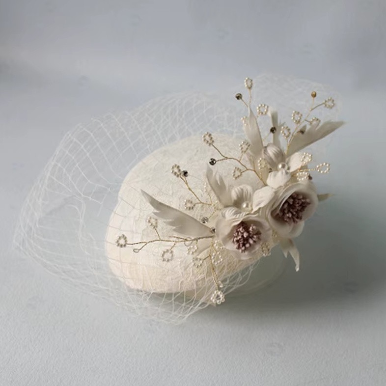 Elegantes Brauthut Donatella in Elfenbein mit Blumen und&nbsp;Tüll