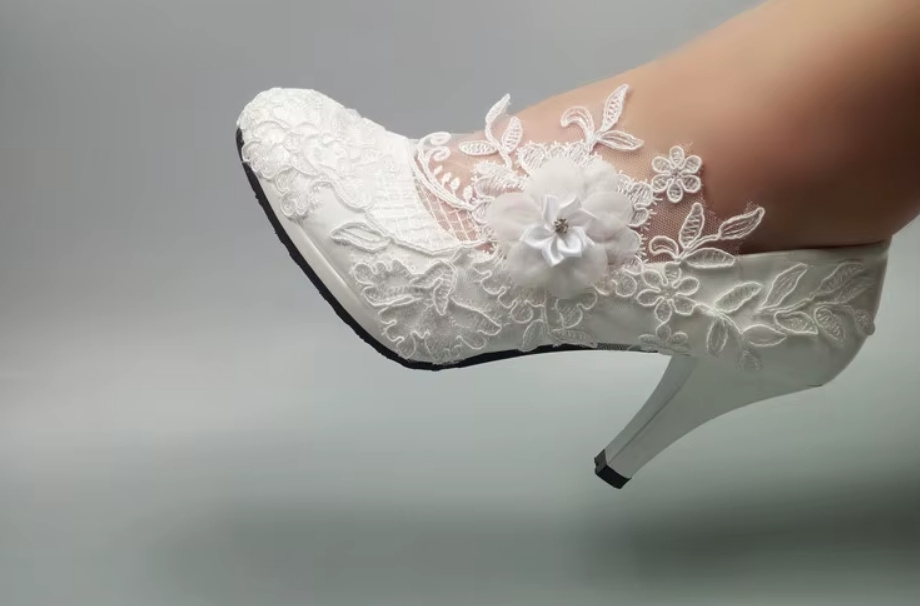 Hochzeitsschuhe Braut Pumps in Weiß mit&nbsp;Blumenspitze