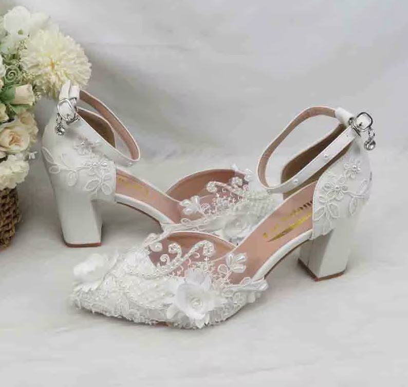 Hochzeitsschuhe Braut Sandaletten in Weiß mit Riemen Blumen und&nbsp;Spitze