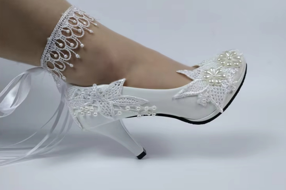 Hochzeitsschuhe Brautschuhe Debbie in Weiß mit Spitze und&nbsp;Perlen