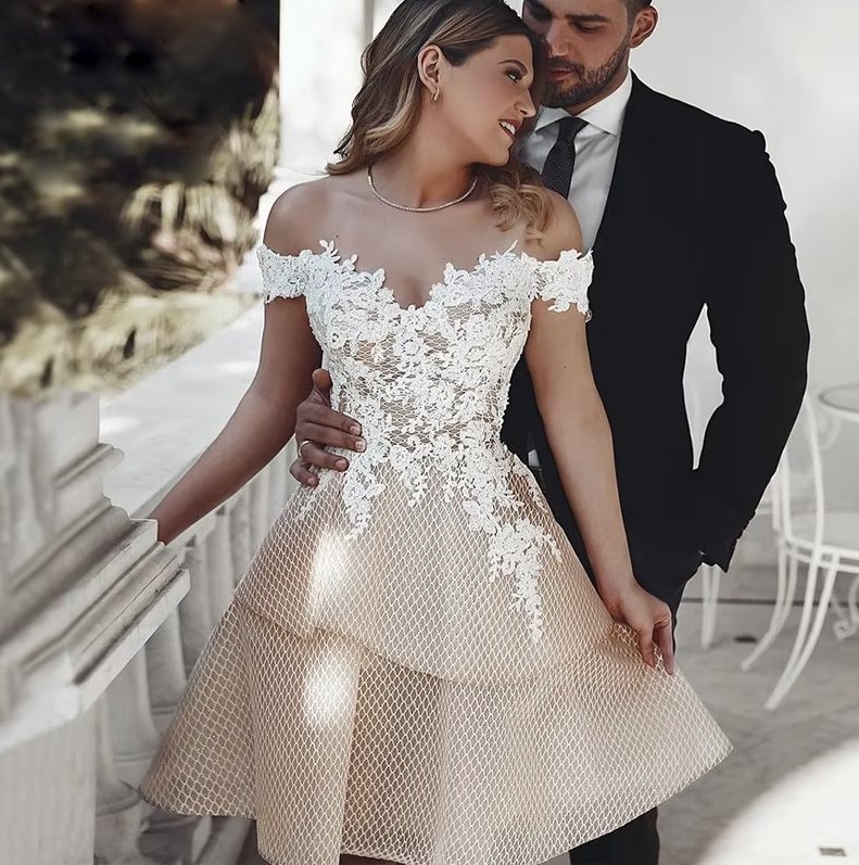 Kurzes Schulterfreies Brautkleid Denise in Champagne mit&nbsp;Spitze
