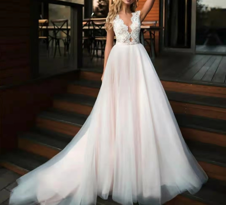 Luxus V Ausschnitt Brautkleid Diane mit Schleppe und&nbsp;Spitze