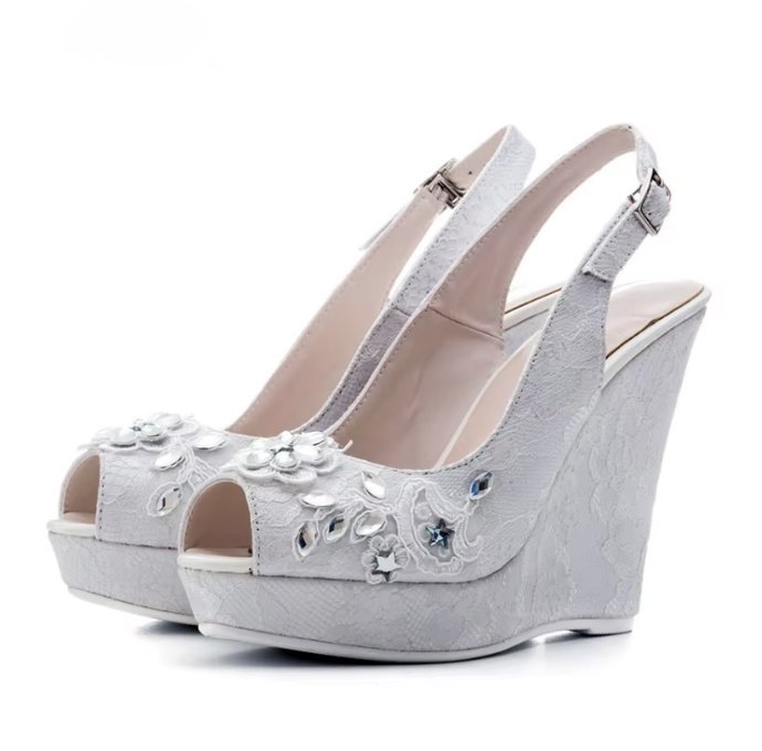 Peep Toe Pumps Brautschuhe Davinia mit Blumen Spitze und&nbsp;Strass
