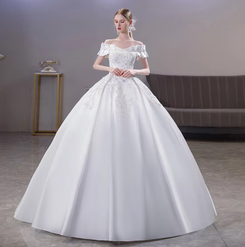 Schulterfreies Ball Linie Brautkleid Brenna mit&nbsp;Stickereien