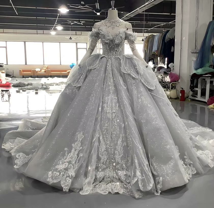 Schulterfreies Ball Linie Prinzessin Brautkleid Camille mit Schleppe und Perlen Pailletten&nbsp;Applikationen