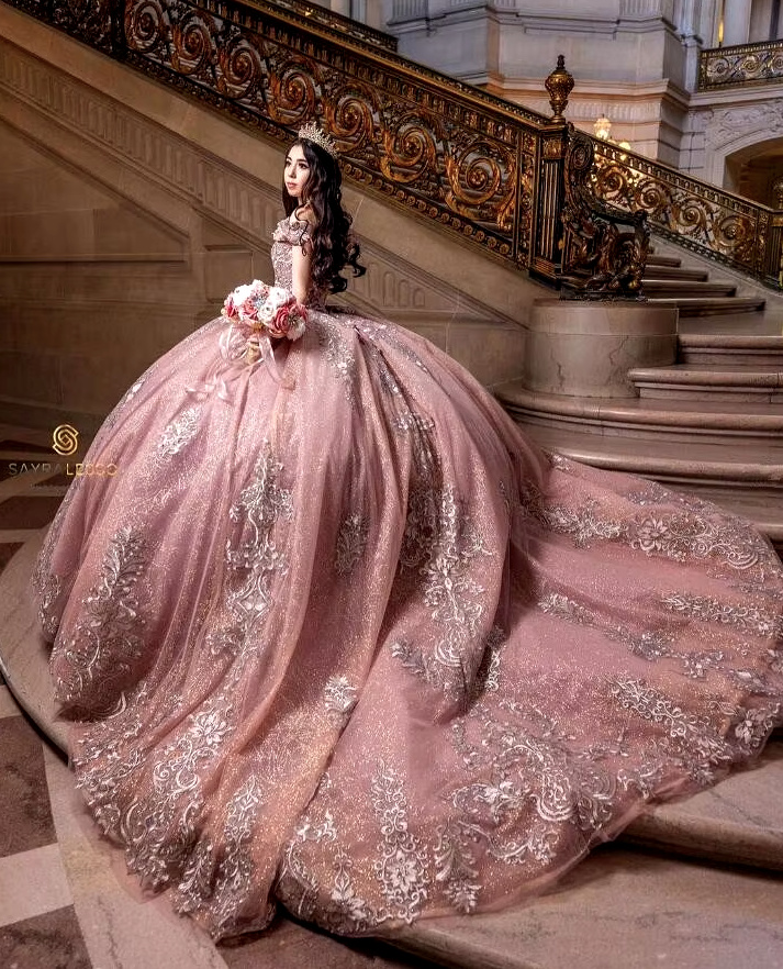 Schulterfreies Glitzer Ballkleid Corona in Rosegold mit Schleppe und&nbsp;Stickereien