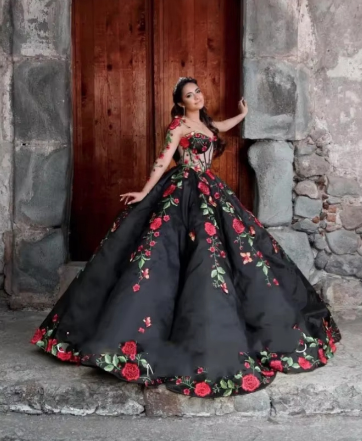 Schwarzes Ballkleid Clementine mit Tattoo Spitze und Blumen&nbsp;Stickereien