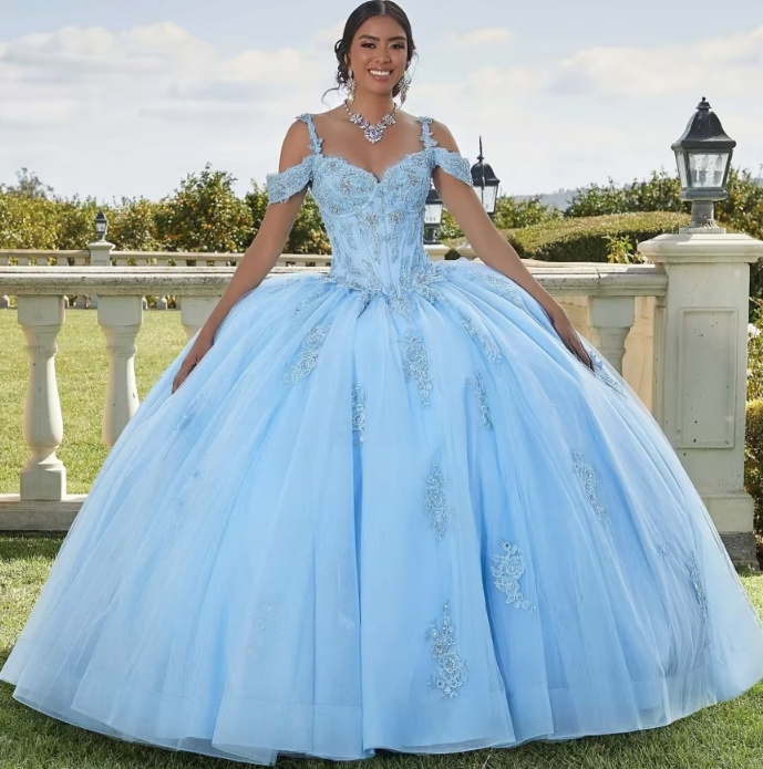 Spaghettiträger Ballkleid Carolina mit Strass und Spitze in&nbsp;Hellblau