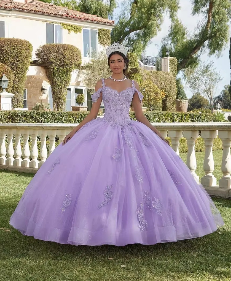 Spaghettiträger Ballkleid Carolina mit Strass und Spitze in&nbsp;Lila