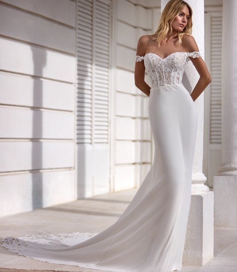 Schulterfreies I Linie Brautkleid Emma mit Spitze und&nbsp;Schleppe