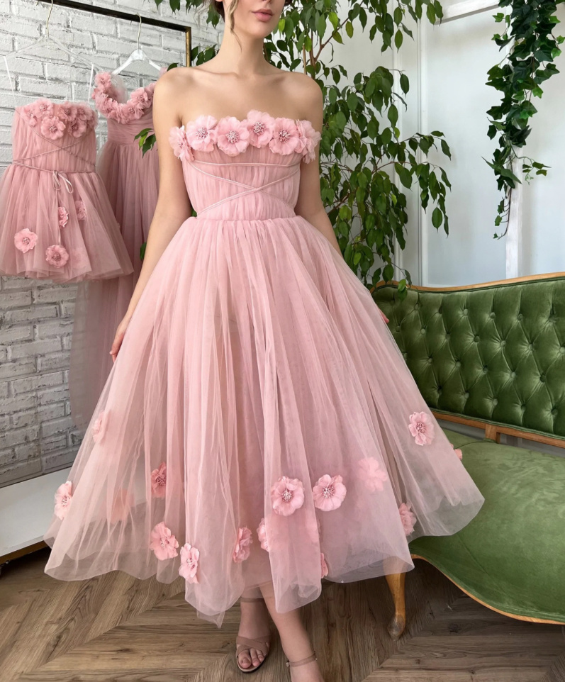 Elegantes Schulterfreies Kleid für Hochzeitsgäste in Rosa mit&nbsp;Blumen