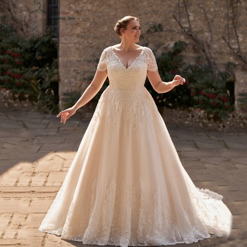 Plus Size Kurzarm Brautkleid Ayana mit Spitze und&nbsp;Schleppe