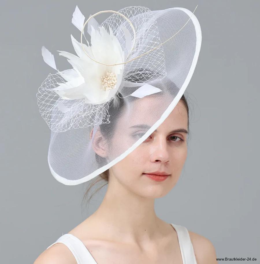 Brauthut Neela mit Federn und Blumen in&nbsp;Weiß