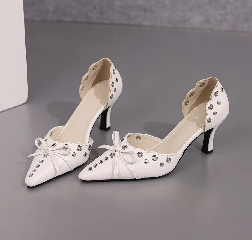 Weiße Pumps Brautschuhe mit&nbsp;Nieten