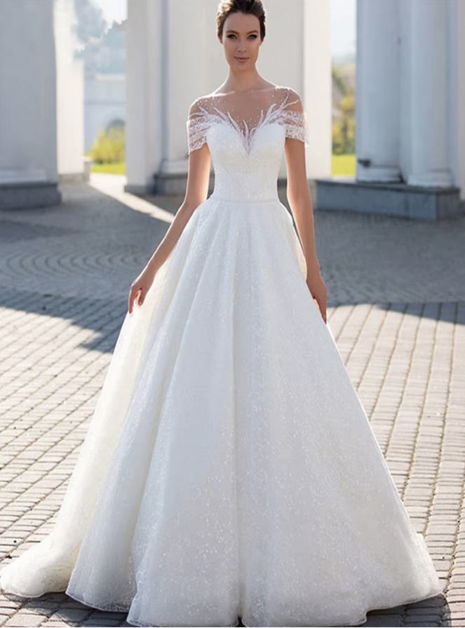 A Linie Brautkleid Dina mit Illusion Ausschnitt Perlen und&nbsp;Schleppe