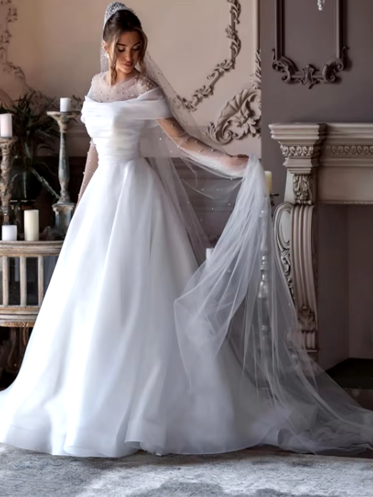 A Linie Clean Chic Satin Brautkleid Elena mit Illusion Ausschnitt und&nbsp;Schleppe