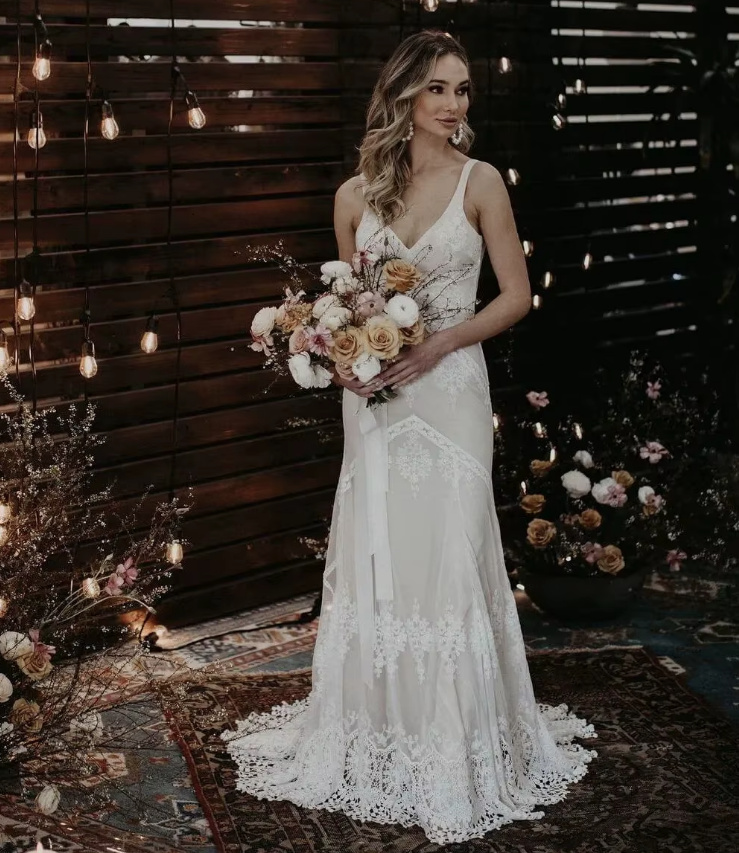 I Linie Boho Style Brautkleid Erica mit V Ausschnitt und Schleppe mit&nbsp;Spitze