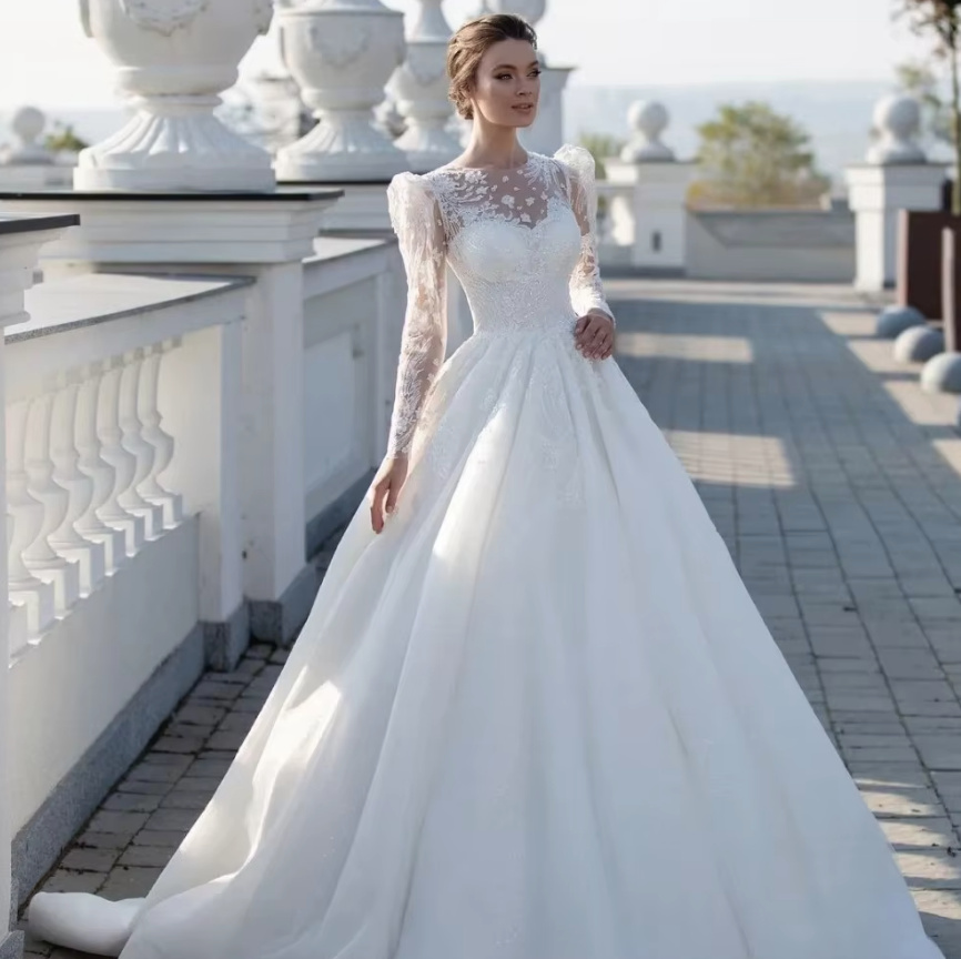 Prinzessin Langarm Brautkleid Edda mit Rundhalsausschnitt und&nbsp;Applikationen