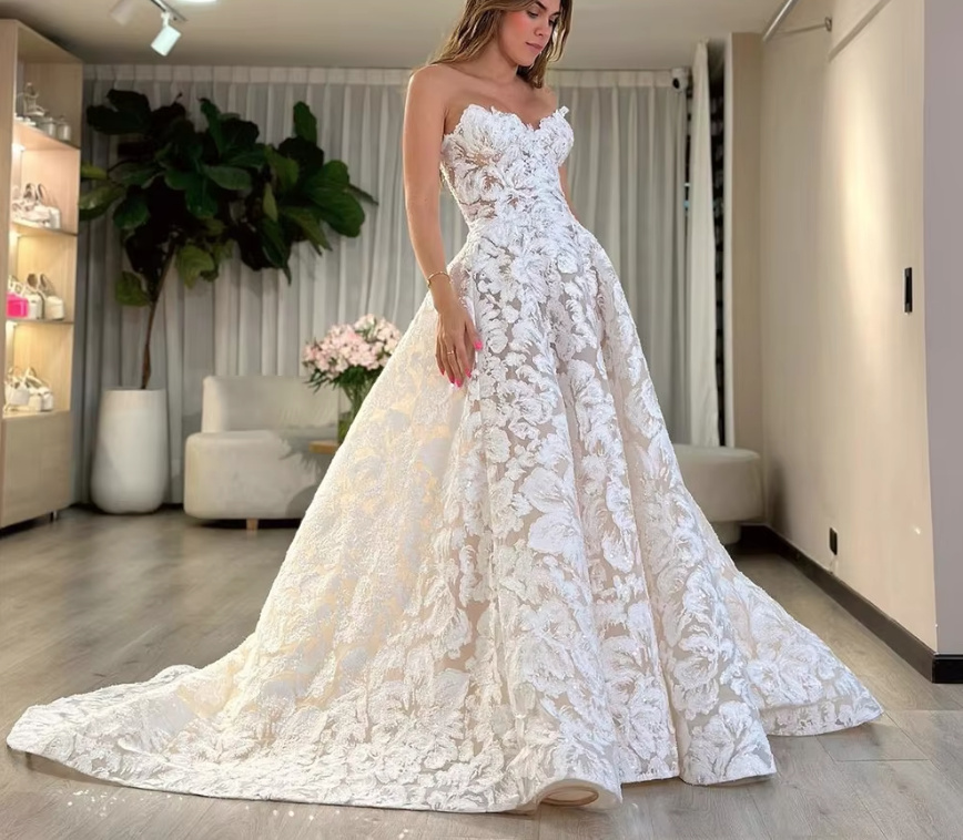 Schulterfreies A Linie Brautkleid Daria mit Blumenspitze und&nbsp;Schleppe