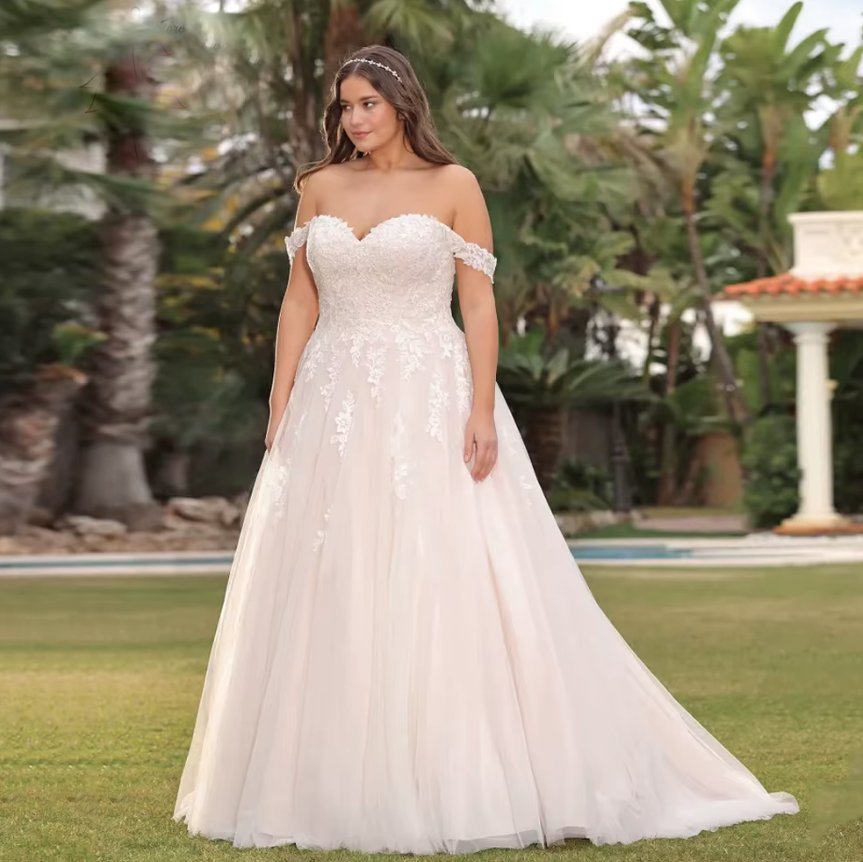 Schulterfreies A Linie Plus Size Brautkleid Deborah mit Spitze und&nbsp;Schleppe