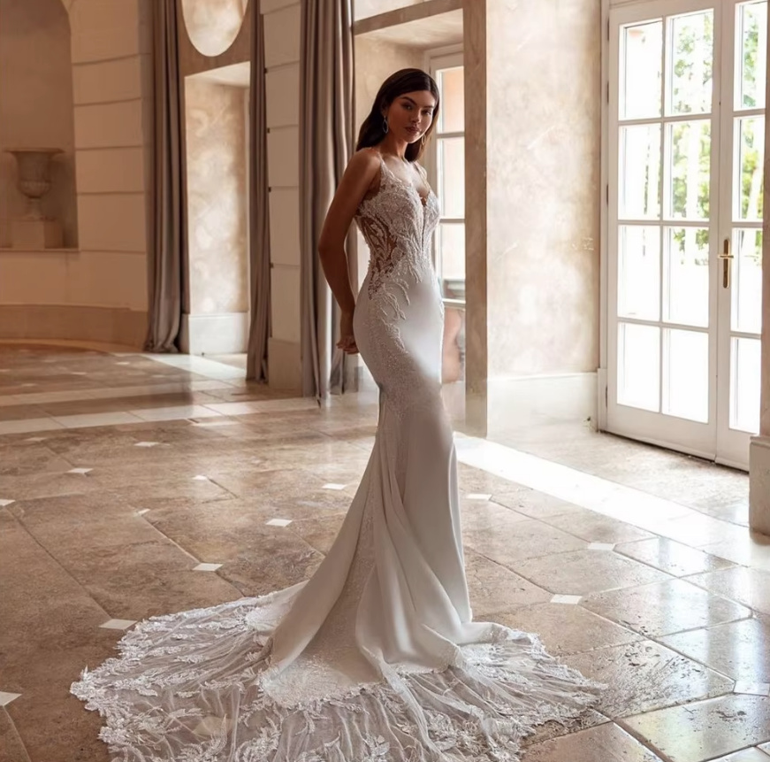 Spaghettiträger Fit and Flare Brautkleid Emmelie mit Spitze und&nbsp;Schleppe