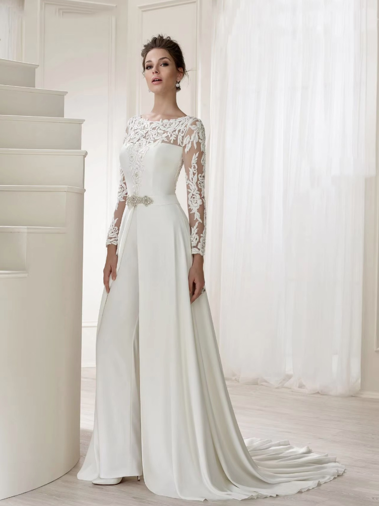 Standesamt Outfit Braut Overall Clea Festlich in Weiß mit Spitze und Schleppe&nbsp;Abnehmbar