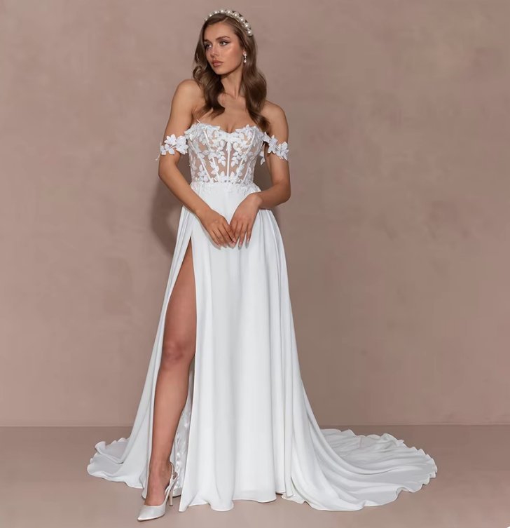 Schulterfreies Boho Brautkleid Birka mit Spitze und Sexy Schlitz Bodenlang