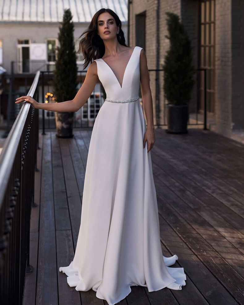 EINE Linie Brautkleid Annalena mit Tiefem V-ausschnitt&nbsp;Schlicht