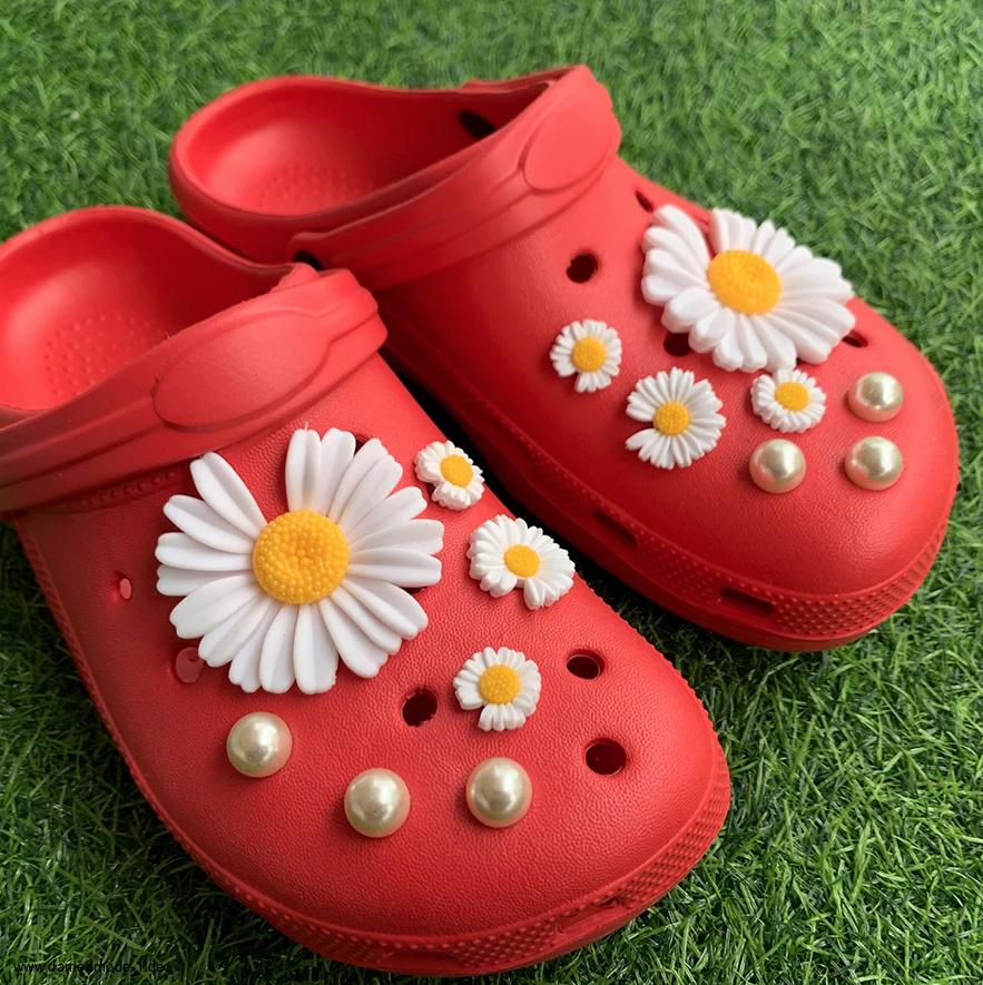 Sommer Clogs Outdoor Schuhe für Damen in Rot mit Perlen und&nbsp;Margeriten