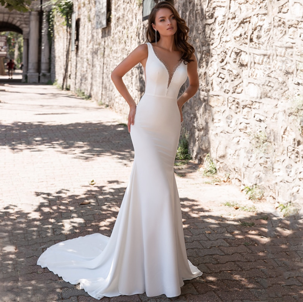 Schlichtes Fit and Flare Brautkleid Darlin mit V Ausschnitt und&nbsp;Schleppe