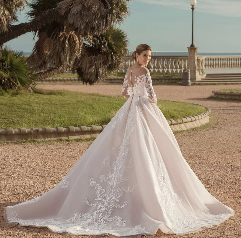 Klassisches Satin Brautkleid Ayla mit Illusion Ausschnitt und Tattoo&nbsp;Spitze