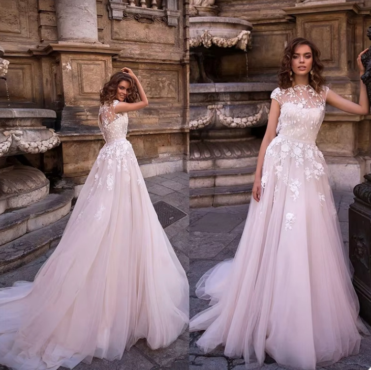 Zartrosa Brautkleid Emilia mit Blumenspitze und&nbsp;Pinselschleppe