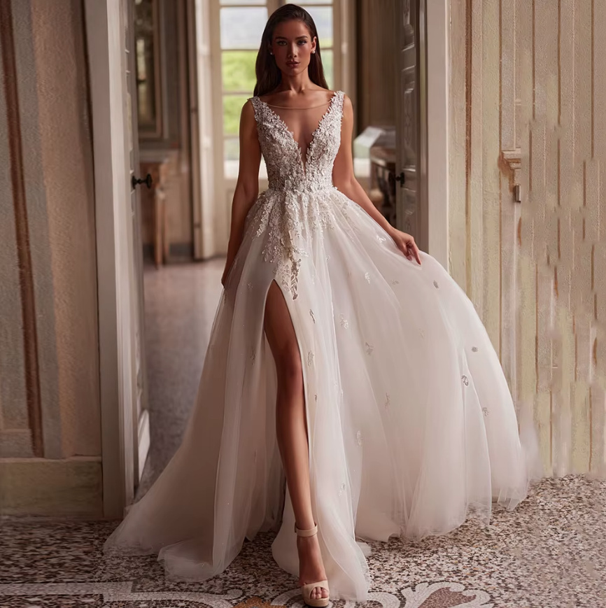 A Linie Brautkleid Carmina mit V Ausschnitt Spitze und Sexy&nbsp;Schlitz