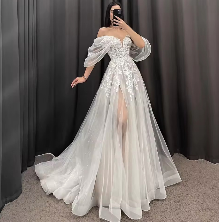 A Linie Brautkleid Emmy Schulterfrei mit Sweep Schleppe und Blumen&nbsp;Spitze