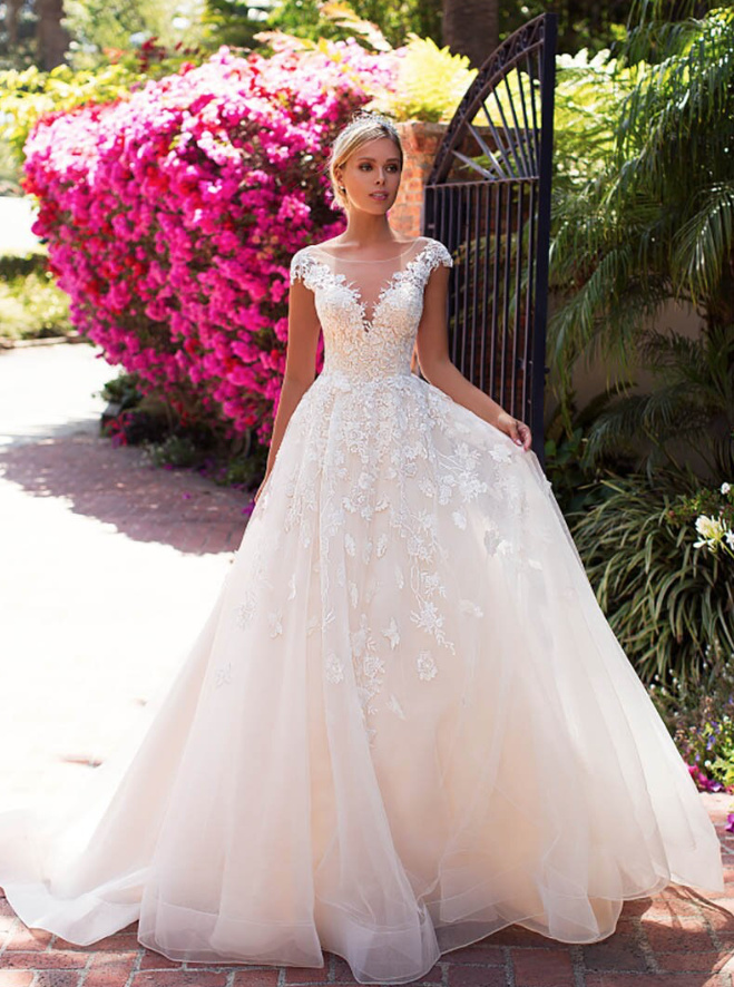 A Linie Brautkleid Fiona mit Blumen Spitze und&nbsp;Schleppe