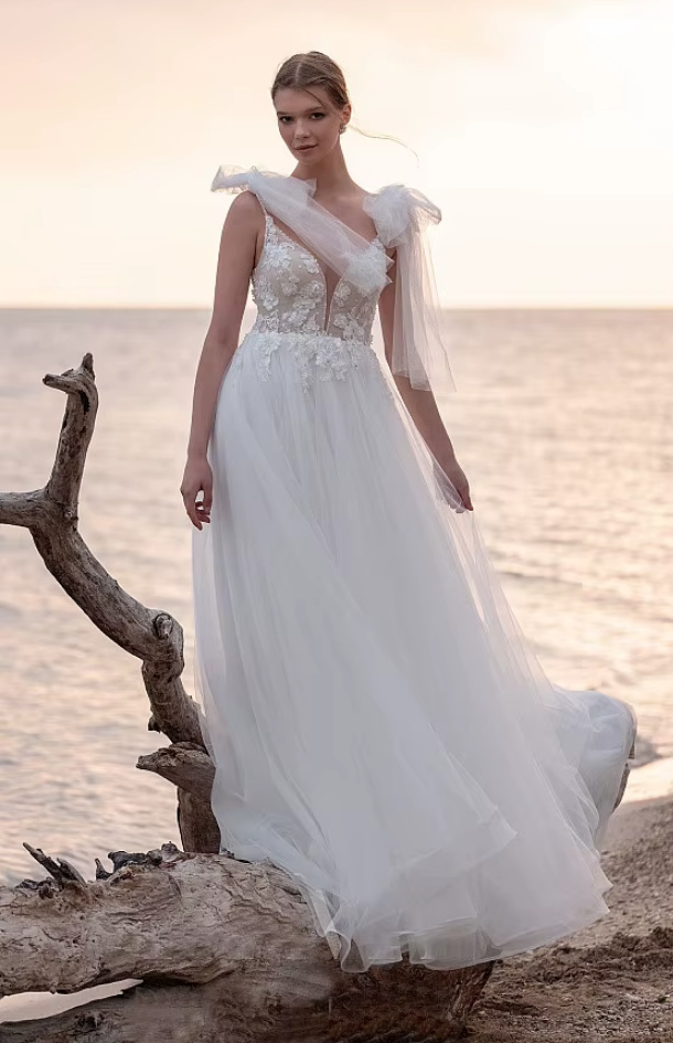 A Linie Tüll Brautkleid Floria mit V Ausschnitt und Blumen&nbsp;Applikationen