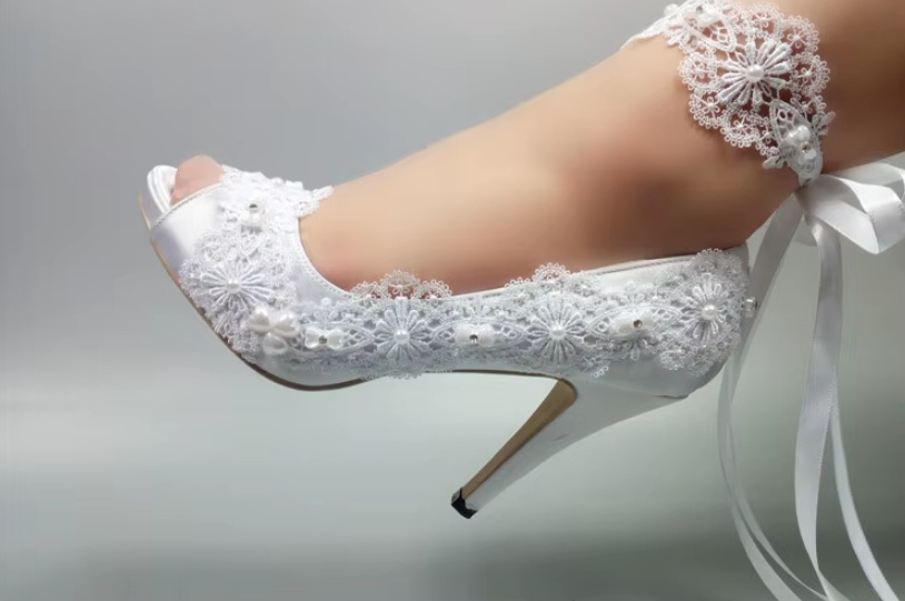 Brautschuhe Chanel Hochzeitsschuh in Weiß mit Spitze und&nbsp;Knöchelriemen