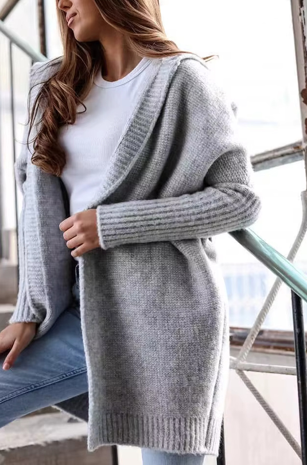 Damen Strickjacke Doro mit Kapuze und Fledermausärmel in&nbsp;Grau